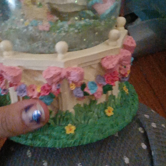 Easter spring season snow globe - Picture 5 of 5